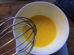 分两次加入鸡蛋液搅拌均匀