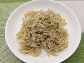 泡好的豆美丝切成丝
