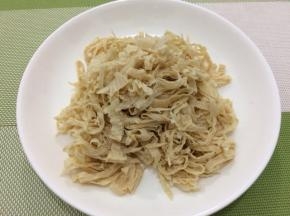 泡好的豆美丝切成丝
