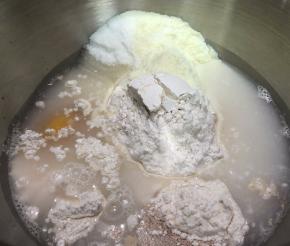 除了橄榄油以外，所有材料投进厨师机桶内