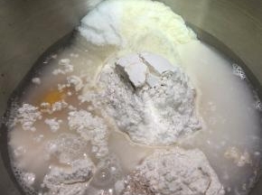 除了橄榄油以外，所有材料投进厨师机桶内