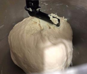 揉至可拉出厚膜加入橄榄油继续揉