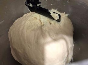 揉至可拉出厚膜加入橄榄油继续揉