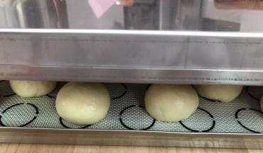 用烤盘倒扣盖住，防止面团表风干