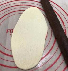 松弛好的面团擀成椭圆形