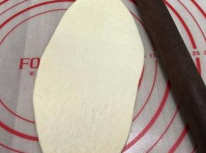 松弛好的面团擀成椭圆形