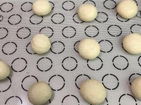 码在烤盘上