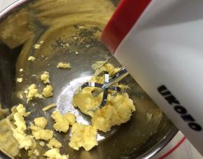 黄油室温软化至可以轻松按下去有个坑即可使用