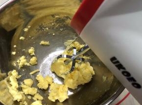 黄油室温软化至可以轻松按下去有个坑即可使用