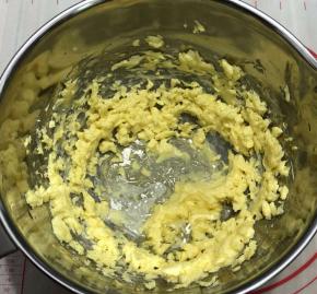 把黄油打至羽毛状态加入蛋白，继续打发