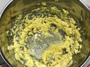 把黄油打至羽毛状态加入蛋白，继续打发