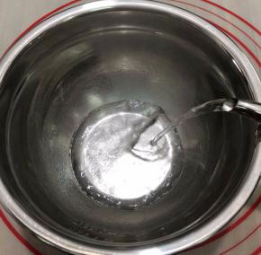 天气冷不好打发用70至80度的热水隔着打发