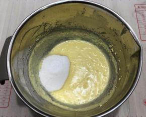 加入细砂糖，继续打发