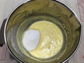 加入细砂糖，继续打发
