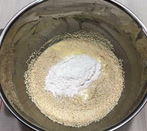 加入低粉面粉混合均匀
预热烤箱200度10分钟