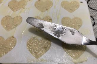 或者用模具整成自己喜欢的造型用抹刀抹平即可