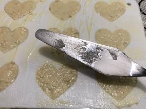 或者用模具整成自己喜欢的造型用抹刀抹平即可