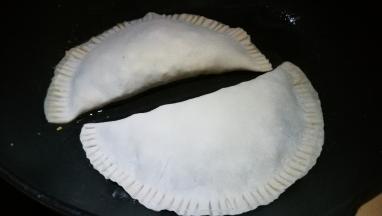 锅中刷油倒入韭菜盒子 两面焦黄即可