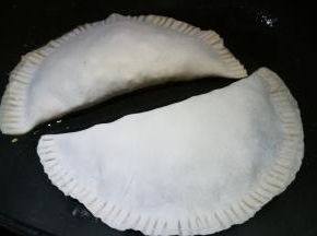 锅中刷油倒入韭菜盒子 两面焦黄即可