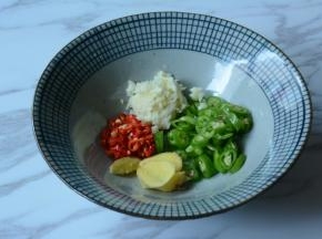 青椒，小米辣切细碎。蒜压泥，姜切薄片。