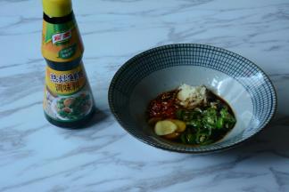 将除洋葱，青花椒以外的材料均匀混合在一起。