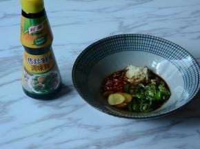 将除洋葱，青花椒以外的材料均匀混合在一起。