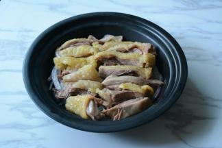 鸡腿煮熟透，切成大小合适的块。