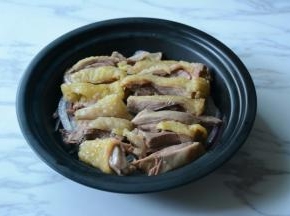 鸡腿煮熟透，切成大小合适的块。