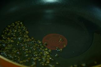 锅中倒入适量的菜籽油，等油熟烫之后关火。等油温稍微降低一点放入青花椒。