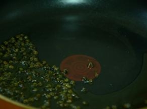 锅中倒入适量的菜籽油，等油熟烫之后关火。等油温稍微降低一点放入青花椒。