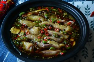  将青花椒连同油一起倒入之前混合好的料汁中混合均匀，淋在鸡肉上就可了啦。