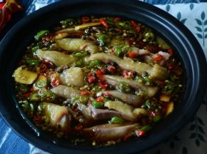  将青花椒连同油一起倒入之前混合好的料汁中混合均匀，淋在鸡肉上就可了啦。