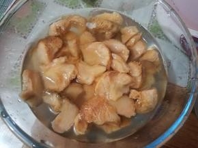 冲洗去掉针刺里面的沙子和污物，再用双手挤压出黄水，反复多次直至水清，剪掉老根，将猴头菇撕成小块，再次浸泡10分钟。