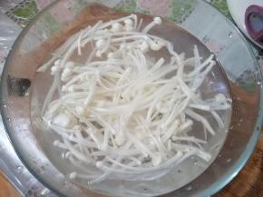 金针菇切掉根部，洗净后沥干备用。