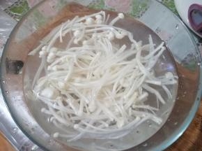 金针菇切掉根部，洗净后沥干备用。