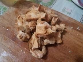 将猴头菇再次清洗后沥干水分备用。