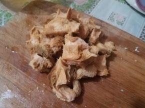 将猴头菇再次清洗后沥干水分备用。