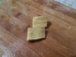 准备好配料，生姜洗净切大块备好。