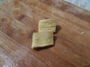 准备好配料，生姜洗净切大块备好。