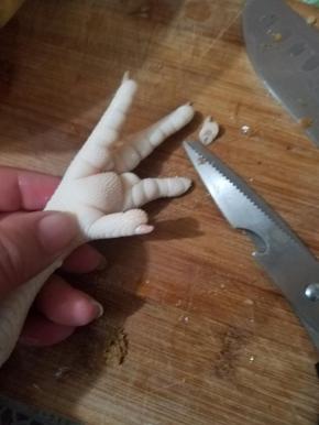 鸡脚冷水浸泡一会洗净剪掉指甲备用。