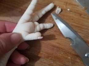 鸡脚冷水浸泡一会洗净剪掉指甲备用。