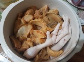 将猴头菇，鸡爪放入砂煲，放入高汤、姜块、清水，大火煮开，如果有浮沫的话，捞出浮沫，转文火煲2小时。