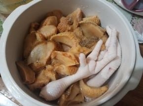 将猴头菇，鸡爪放入砂煲，放入高汤、姜块、清水，大火煮开，如果有浮沫的话，捞出浮沫，转文火煲2小时。