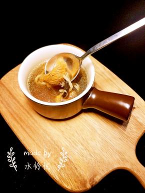 看着有点油花是鸡脚的，没有一点点油的话，猴头菇就不会那么的软滑哟。