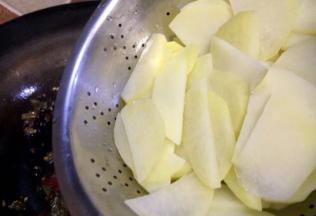 放入沥干水的土豆片