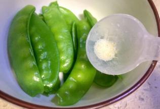 把水倒掉，加入少许调味盐