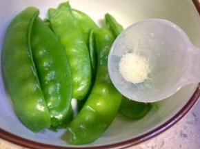 把水倒掉，加入少许调味盐