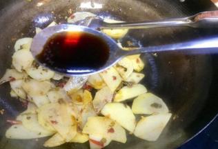炒出香味土豆片表面上色了，放一勺生抽