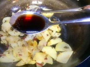 炒出香味土豆片表面上色了，放一勺生抽