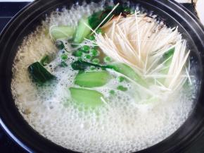 放入空心面煮开。 空心面易熟，汤开了即可。